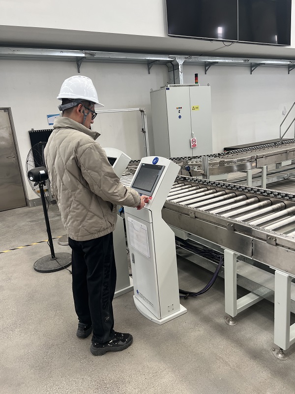 8. 江蘇常州，北自藍(lán)邦周褚飛在操作輻照設(shè)備.jpg